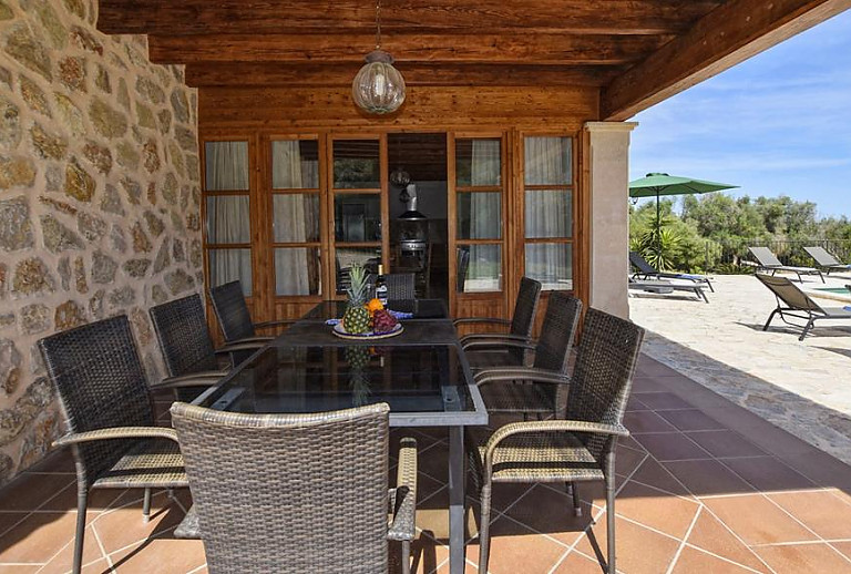 Überdachte Terrasse mit Blick in den Garten