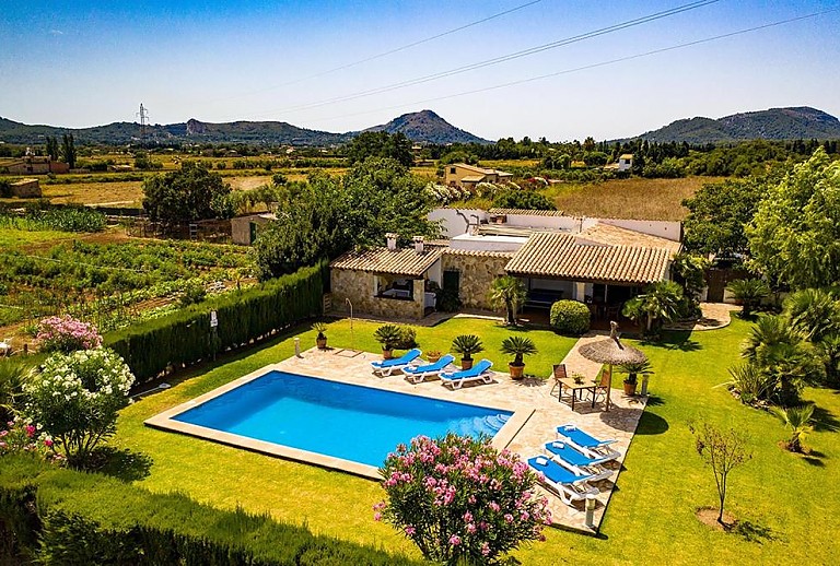 Pool vor der Finca im Garten mit Rasen