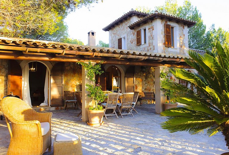 Terrasse mit Gartenmöbeln vor der Finca