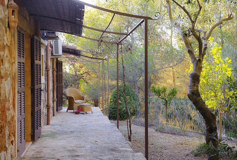 Terrasse mit Gartenmöbeln vor der Finca