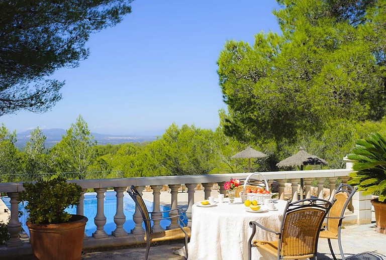 Terrasse mit Blick auf den Pool