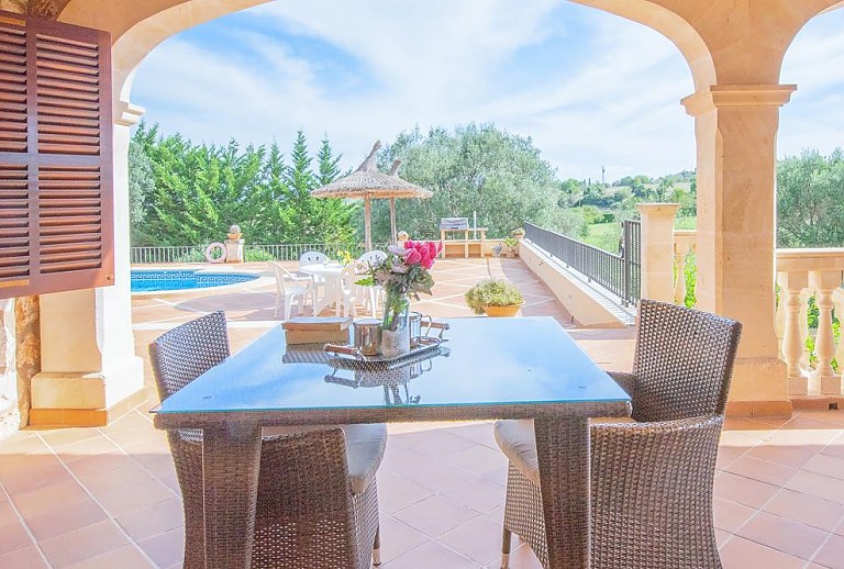 Terrasse mit Esstisch und Blick in den Garten