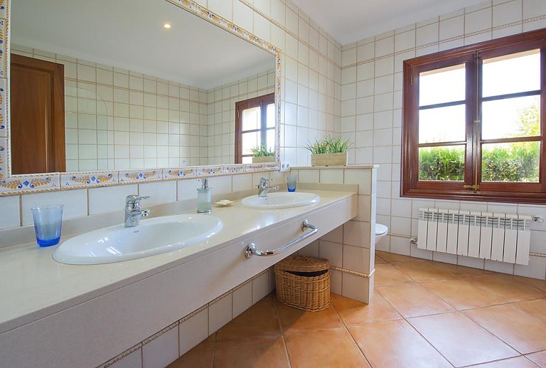 Badezimmer mit Waschbecken und WC