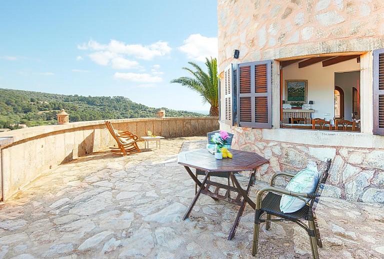 Terrasse mit Tisch und Stühlen vor der Finca 