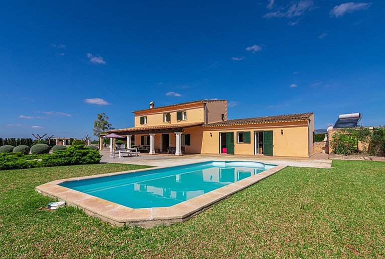 Außenbereich vor der Finca mit Pool und Blumen