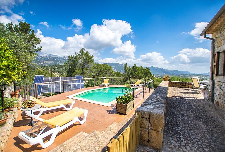 Weitblick vom Poolbereich vor der Finca mit Sonnenliegen