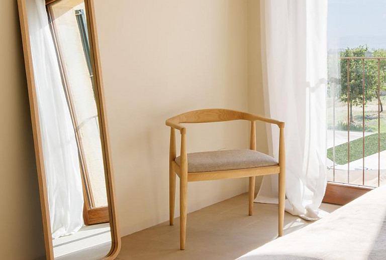 Schlafzimmer mit Stuhl und Spiegel