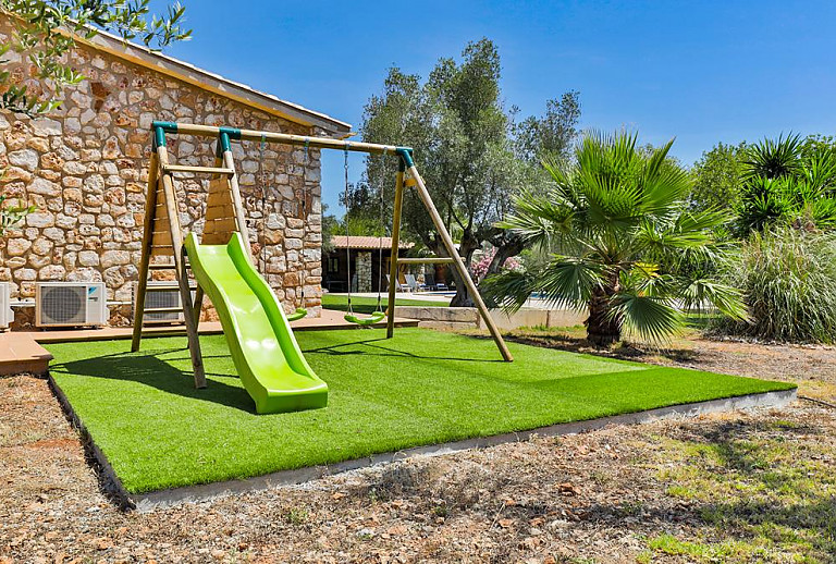 Spielplatz mit Rutsche vor der Finca