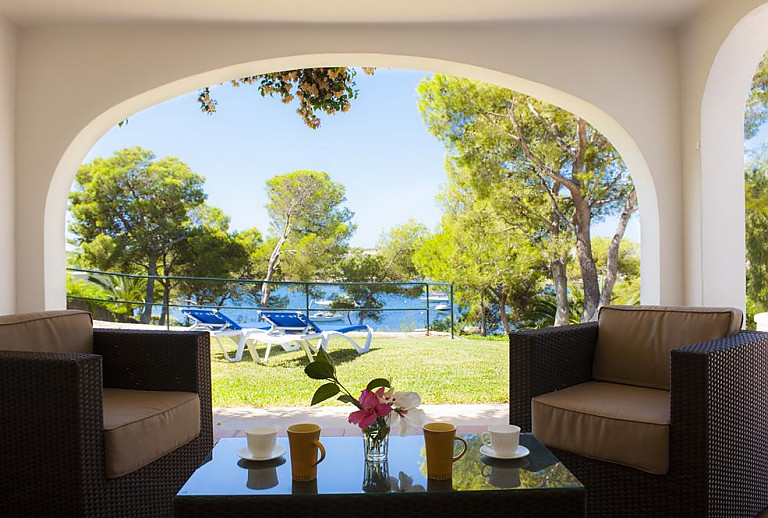 Terrasse mit Sitzmöbeln und Meerblick