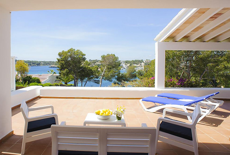 Terrasse mit Sonnenliegen und Meerblick