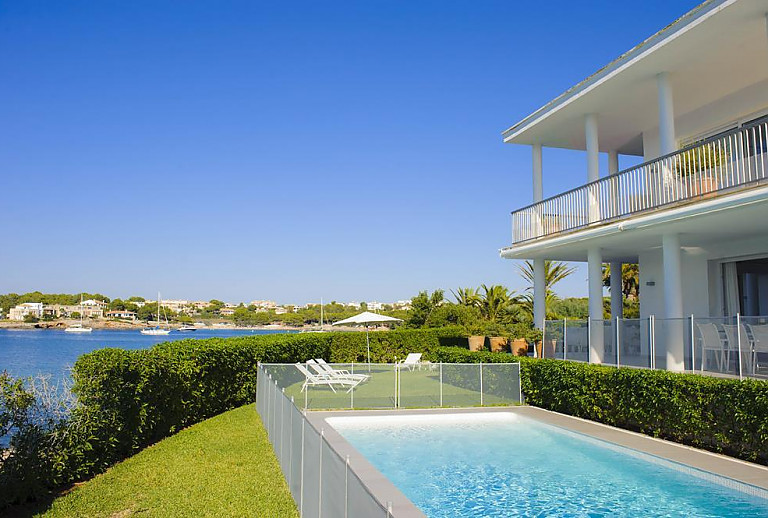 Ferienhaus mit Pool und Meerblick