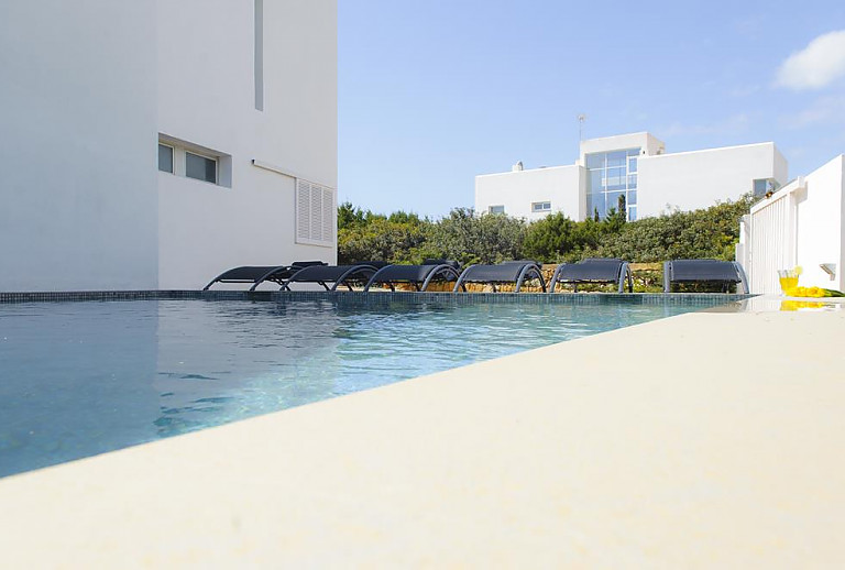 Poolbereich vor dem Ferienhaus mit Sonnenliegen