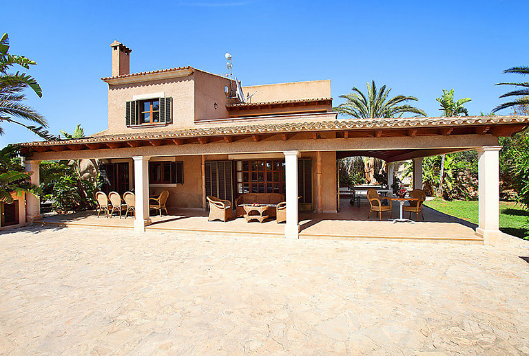 Finca mit überdachter Terrasse und Gartenmöbeln