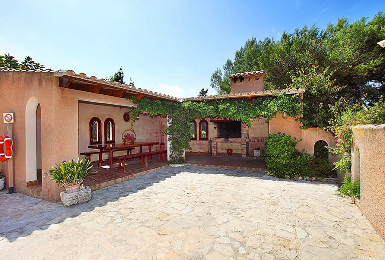 Finca mit überdachter Terrasse und Grill