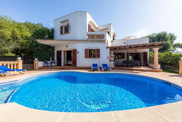 Pool mit Sonnenliegen vor dem Ferienhaus