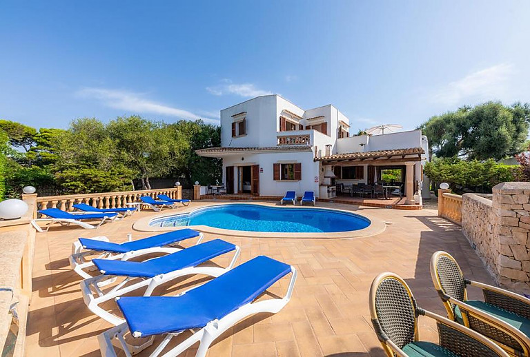 Sonnenliegen am Pool vor dem Ferienhaus