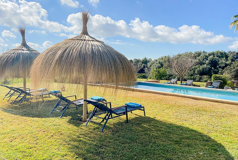 Rasen am Pool mit Sonnenschirm und liegen