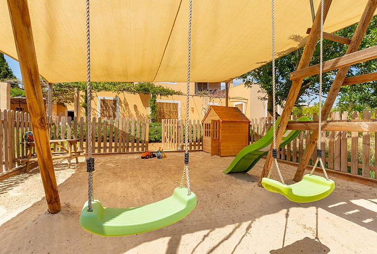 Spielplatz mit Sonnensegel und Schaukeln