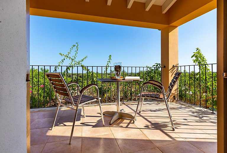 Terrasse mit Vordach und Weitblick