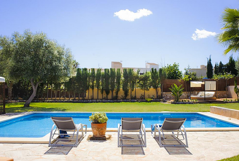 Pool mit Sonnenliegen vor dem Ferienhaus