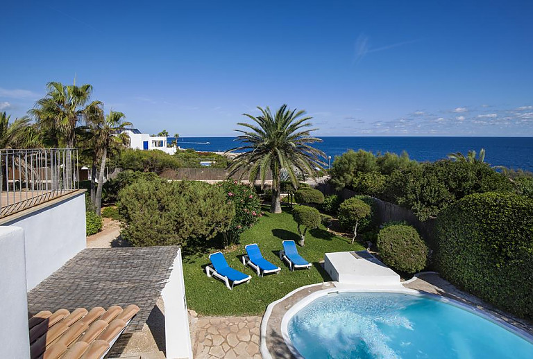 Ferienhaus mit Pool und Meerblick