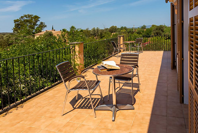 Terrasse mit Weitblick und Gartenmöbeln