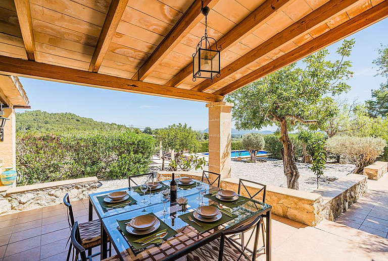 Terrasse mit Weitblick und Essbereich