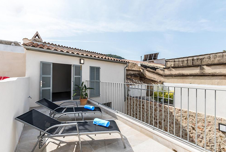 Balkon des Ferienhauses mit Sonnenliegen