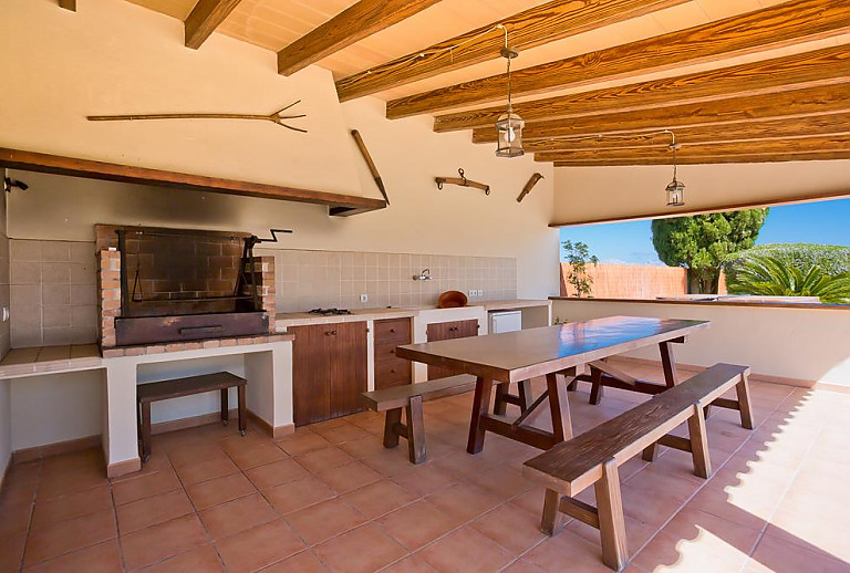 Terrasse mit Vordach und Sommerküche