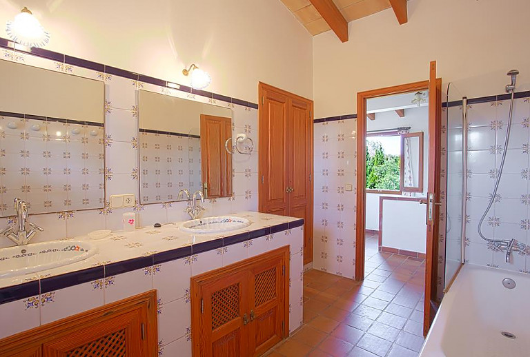 Badezimmer mit Waschbecken und Spiegel