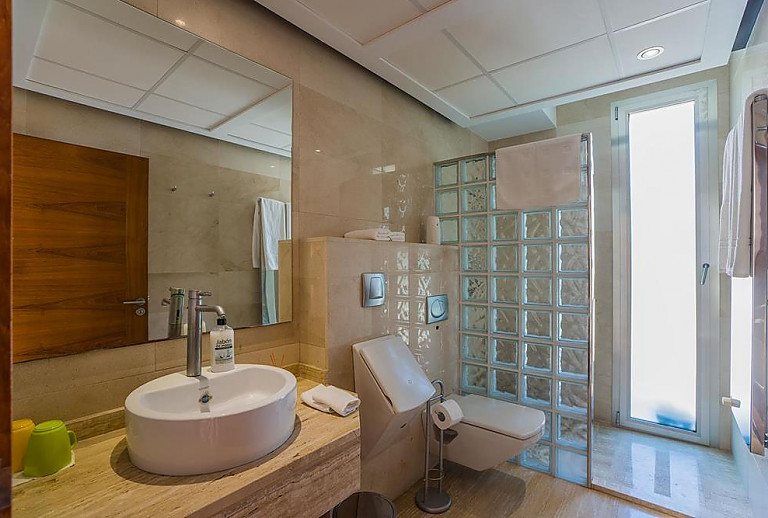 Badezimmer mit Spiegel und Waschbecken