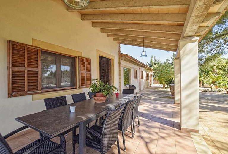 Terrasse mit Schatten und Esstisch