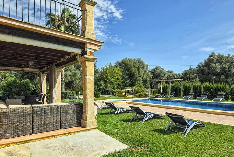 Poolliegen im Garten am Schwimmbecken