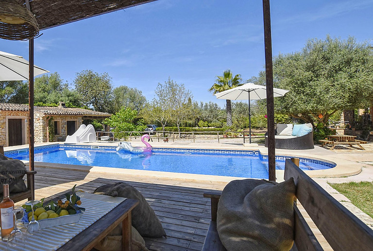 Sitzecke im Schatten am Pool