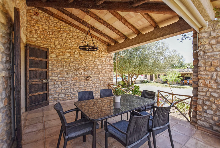 Terrasse mit Esstisch und Stühlen