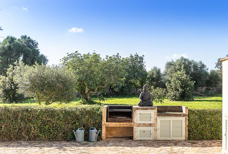 Grillbereich im Garten mit Hecke