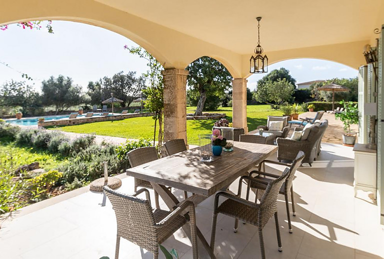 Terrasse mit Sitzmöbeln und Tisch