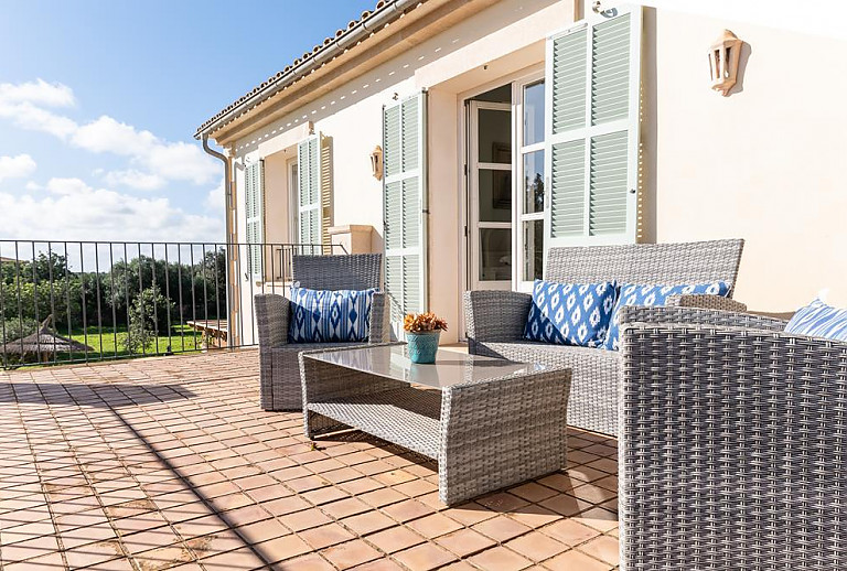 Terrasse mit Sitzmöbeln und Weitblick