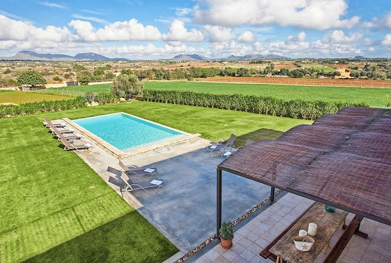 Blick auf den Pool und die umliegende Landschaft