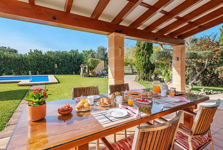 Terrasse mit Vordach und Esstisch