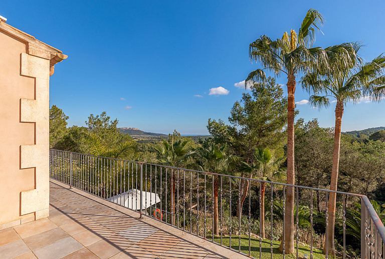 Blick auf den Garten und die umliegende Landschaft