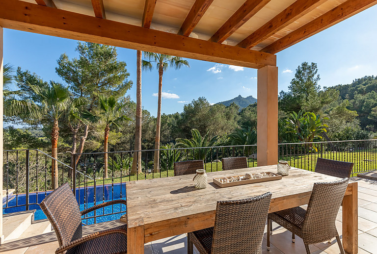 Terrasse mit Vordach und Gartenmöbeln