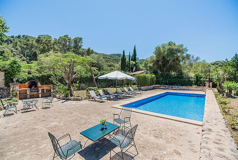 Gartenmöbel am Pool vor der Finca