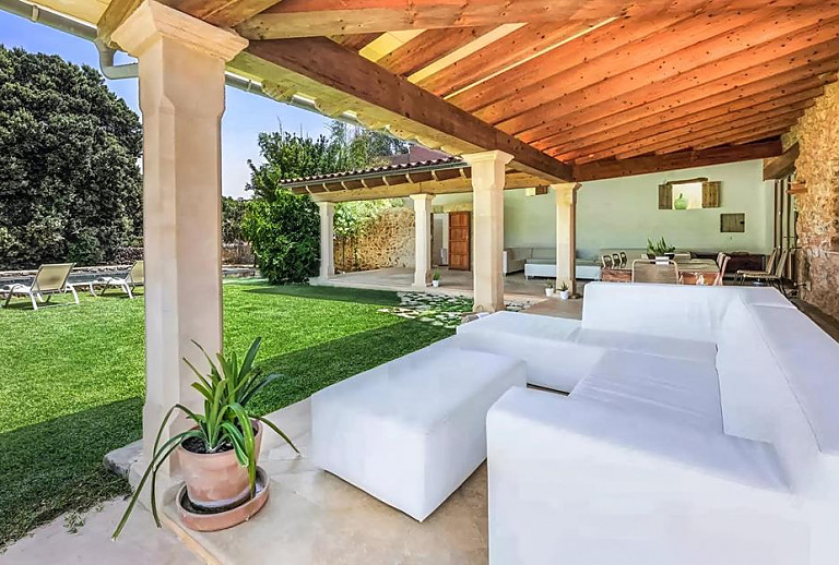 Terrasse mit Couch und Blick in den Garten