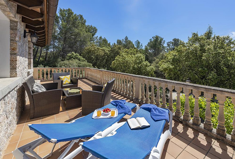 Terrasse mit Gartenmöbel und Weitblick