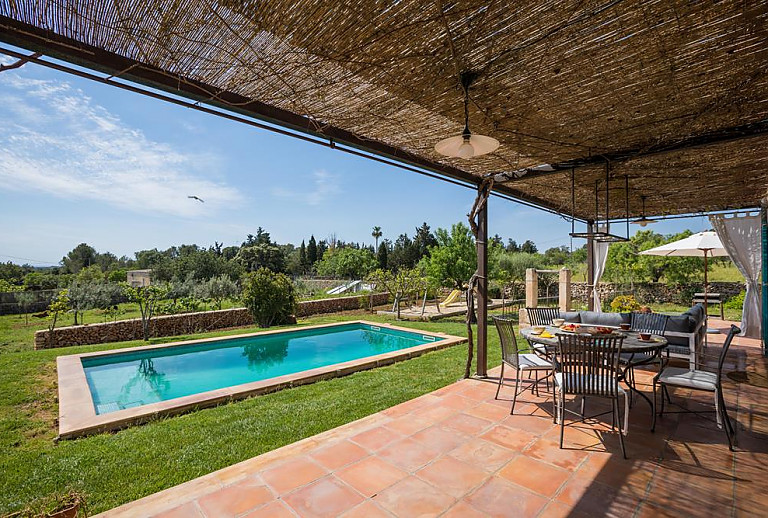 Terrasse mit Poolblick und Esstisch