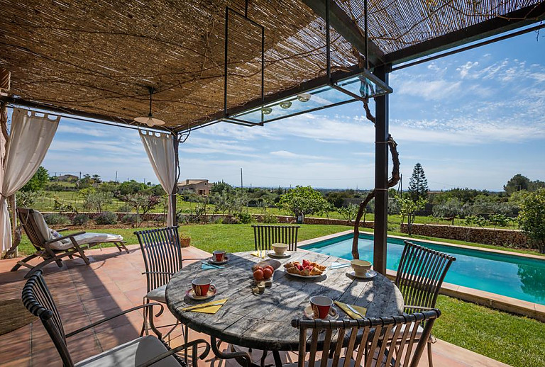 Terrasse mit Vordach und Esstisch