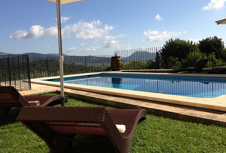 Rasen Sonnenliegen Pool Himmel Sonnenschirm