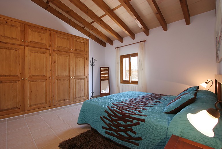 Schlafzimmer Schrank Fenster Doppelbett Nachhtischlampe