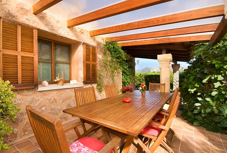 Terrasse Überdachung Tisch Stühle Busch
